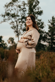 zwangere vrouw in zacht avondlicht in de Kalmthoutse heide-zwangerschapsfotografie-©Fotografils-byIlseWagemakers-fotograaf-basedinEssen