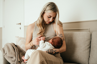 mama voedt de baby-babyreportage-newbornfotografie-Fotografils-by Ilse Wagemakers-fotograaf Essen