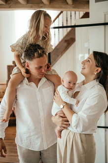 gezinsfoto; papa, mama, baby en grote zus-babyreportage-newbornfotograaf-Fotografils-by Ilse Wagemakers-fotograaf Essen