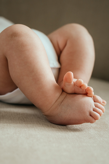detail van blote babybilletjes en babyvoetjes-babyreportage-newbornfotograaf-Fotografils-by Ilse Wagemakers-fotograaf Essen