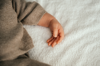 detail van babyhandje-babyreportage-newbornfotograaf-Fotografils-by Ilse Wagemakers-fotograaf Essen