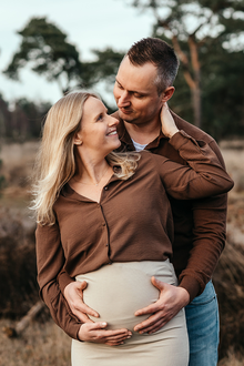 portret van zwanger koppel in omhelzing in zacht avondlicht-zwangerschapsfotografie-©Fotografils-byIlseWagemakers-fotograaf-based in Essen, België