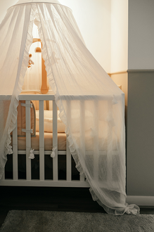 detailfoto van babybedje met hemel in voile-babyreportage-newbornfotograaf-Fotografils-by Ilse Wagemakers-fotograaf Essen