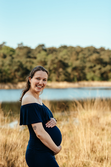portret van zwangere vrouw bij het Putse Moer-zwangerschapsfotografie-©Fotografils-byIlseWagemakers-fotograaf-basedinEssen