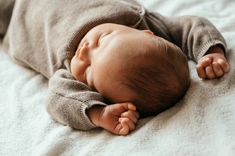 bovenaanzicht close-up babyhoofdje-babyreportage-newbornfotografie-Fotografils-by Ilse Wagemakers-fotograaf Essen