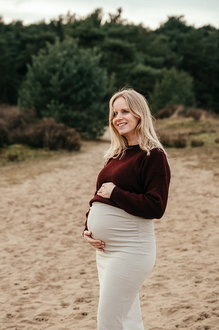 portret van zwangere dame in zacht avondlicht-zwangerschapsfotografie-©Fotografils-byIlseWagemakers-fotograaf-based in Essen, België