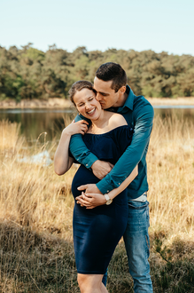 man omhelst zijn zwangere vrouw in de Kalmthoutse heide-zwangerschapsfotografie-©Fotografils-byIlseWagemakers-fotograaf-basedinEssen