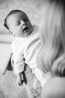 slapende baby op mama's arm gefotografeerd in vogelperspectief-babyreportage-newbornfotografie-Fotografils-by Ilse Wagemakers-fotograaf Essen