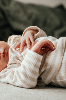 detail van babyhandjes-babyreportage-newbornfotograaf-Fotografils-by Ilse Wagemakers-fotograaf Essen
