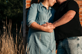 close-up van zwanger koppel tijdens golden hour-zwangerschapsfotografie-©Fotografils-byIlseWagemakers-fotograaf-basedinEssen