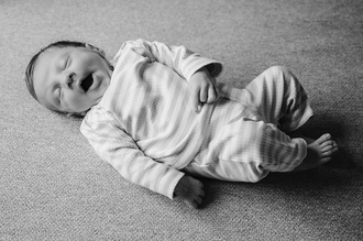 geeuwende baby-babyreportage-newbornfotograaf-Fotografils-by Ilse Wagemakers-fotograaf Essen