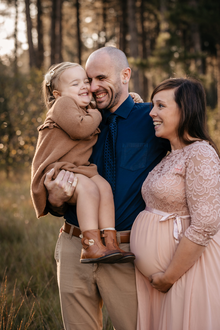 knuffel van zwangere mama, papa en dochter bij mooi, zacht ochtendlicht in de Kalmthoutse heide-zwangerschapsfotografie-©Fotografils-byIlseWagemakers-fotograaf-basedinEssen