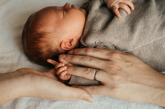 verstrengelde handen van papa, mama en baby, baby wijst met vingertje-babyreportage-newbornfotograaf-Fotografils-by Ilse Wagemakers-fotograaf Essen