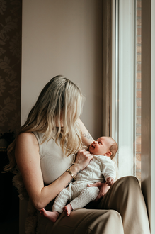 lachende baby op de arm bij mama-babyreportage-newbornfotograaf-Fotografils-by Ilse Wagemakers-fotograaf Essen