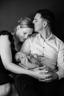portret van knuffelende mama, papa en baby-babyreportage-newbornfotografie-Fotografils-by Ilse Wagemakers-fotograaf Essen