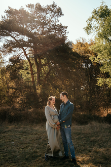 wijd shot van zwanger koppel in zacht ochtendlicht in de Kalmthoutse heide-zwangerschapsfotografie-©Fotografils-byIlseWagemakers-fotograaf-basedinEssen