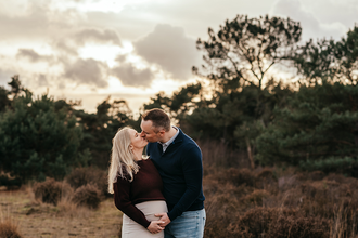 portret van kussend zwanger koppel in zacht avondlicht-zwangerschapsfotografie-©Fotografils-byIlseWagemakers-fotograaf-based in Essen, België