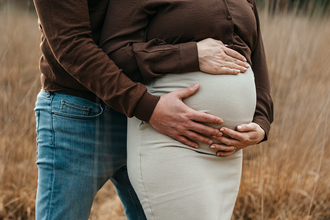 close-up van de handen de ouders op de zwangere buik-zwangerschapsfotografie-©Fotografils-byIlseWagemakers-fotograaf-based in Essen, België