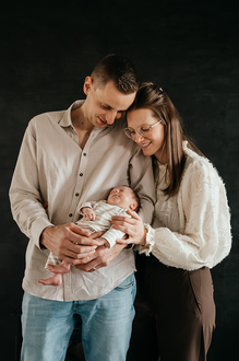 portret van papa, mama en baby--babyreportage-newbornfotograaf-Fotografils-by Ilse Wagemakers-fotograaf Essen