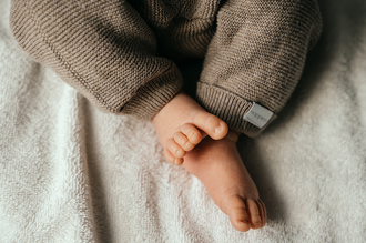 detail van babyvoetjes-babyreportage-newbornfotograaf-Fotografils-by Ilse Wagemakers-fotograaf Essen