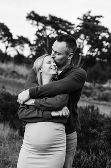 portret van zwanger koppel in omhelzing in de Kalmthoutse Heide-zwangerschapsfotografie-©Fotografils-byIlseWagemakers-fotograaf-based in Essen, België