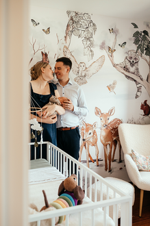 papa, mama en baby in het babykamertje met dierenbehang-babyreportage-newbornfotograaf-Fotografils-by Ilse Wagemakers-fotograaf Essen