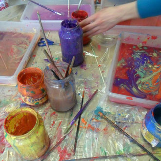 pintura sobre liquids al taller d'art fundació Lichtburg Berlin