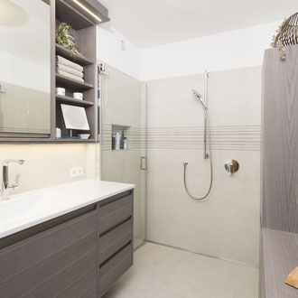 Modernes Badezimmer in Ulme furniert, grau gebeizt und lackiert. Foto: Matthias Sedlak