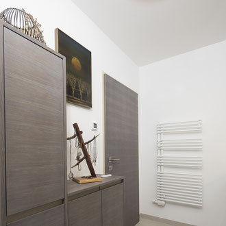 Badezimmermöbel und Tür in Ulme, Foto: Matthias Sedlak