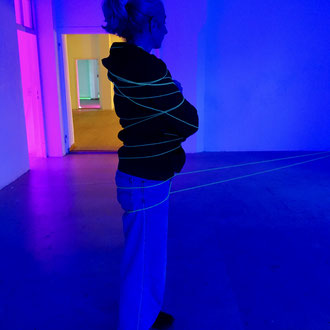 Performance: Claudia Parra Weitzmann + Daniela Graça Schankula; Lichtinstallation + Foto: Celia Mendoza©2025