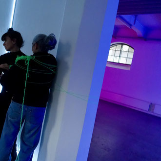 Performance: Claudia Parra Weitzmann + Daniela Graça Schankula; Lichtinstallation + Foto: Celia Mendoza©2025