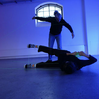 Performance: Claudia Parra Weitzmann + Daniela Graça Schankula; Lichtinstallation + Foto: Celia Mendoza©2025