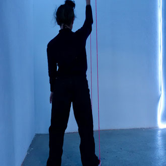 Performance: Claudia Parra Weitzmann + Daniela Graça Schankula; Lichtinstallation + Foto: Celia Mendoza©2025