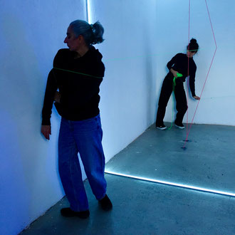 Performance: Claudia Parra Weitzmann + Daniela Graça Schankula; Lichtinstallation + Foto: Celia Mendoza©2025