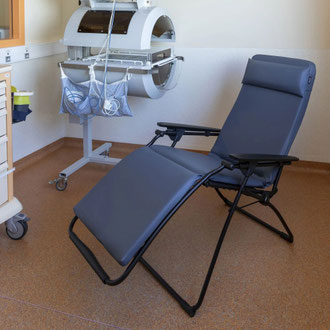 "Fauteuil relax Vital Lafuma gris charbon installé dans une chambre de néonatologie, à côté d'une couveuse