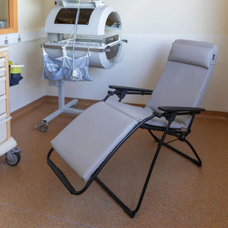 Fauteuil relax Vital Lafuma beige gypse installé dans une chambre de néonatologie, à côté d'une couveuse