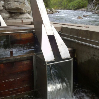 Automatische Schleuse für Wasserregulierung bei Fischtreppe Kraftwerk
