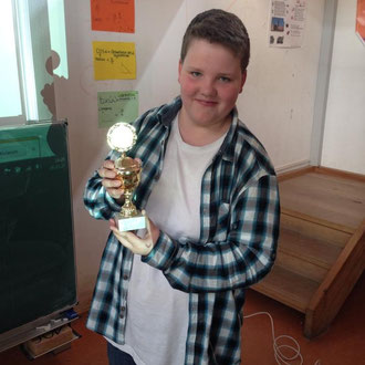LUCAS   ERHÄLT EINEN POKAL 1.PLATZ BEIM JUGENDANGELN !