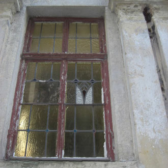 Die Bleiglasfenster der Nachbarvilla. Ähnliche Fenster befanden sich auch in der Oschatzvilla.