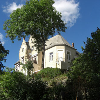 Ansicht der Villa von der Hauptstraße aus.