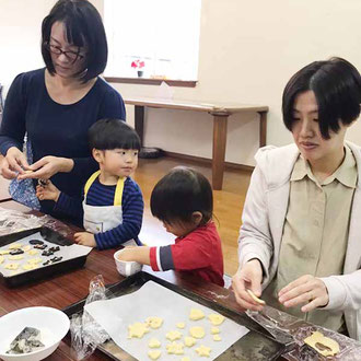 みんなでクッキー作り。