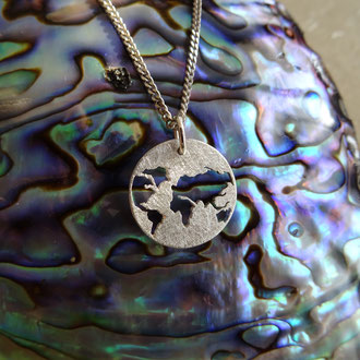 Anhänger in Silber 925 mit ausgesägter Weltkarte, ohne Kette CHF 200.-