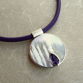 Anhänger in Silber 925, eingeschliffenem Perlmutt und tropfenförmigem Amethyst, an handgefertigtem Lederband, Preis auf Anfrage