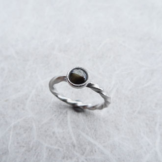 Kordelring in Silber 925 rhodiniert, mit braunem Sternsaphir, CHF 570.-