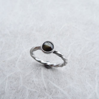 Kordelring in Silber 925 rhodiniert, mit braunem Sternsaphir, CHF 570.-
