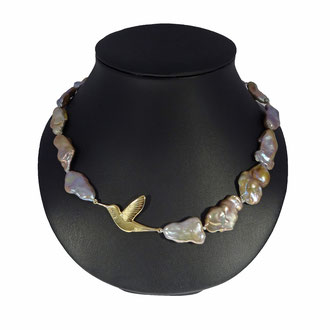 Süsswasser-Biwaperlencollier mit eingeknüpftem Kolibri in vergoldetem Silber 925, CHF 600.-