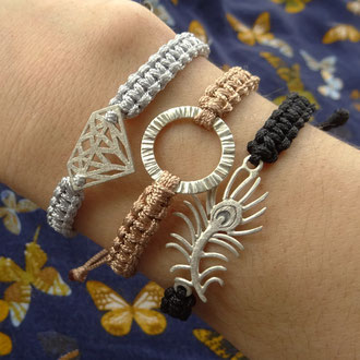 Geknüpfte Makramee-Armbänder mit diversen Silber-Motiven und verstellbarem Verschluss, ab CHF 100.-