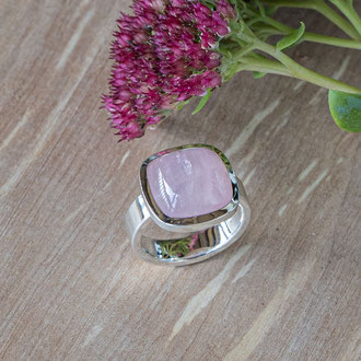 Ring in Silber 925 mit Rosenquarz-Cabochon, Preis auf Anfrage