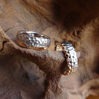 Eheringe in Weiss- und Rotgold 750 mit "Kügeli" und 10 Stk. Brillanten im Damenring, Kundenauftrag 