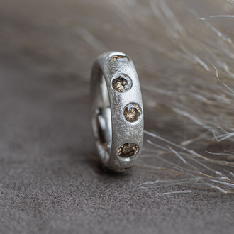 Pneu-Ring in Silber 925 "eismatt" mit champagnerfarbenen Brillanten, Kundenauftrag